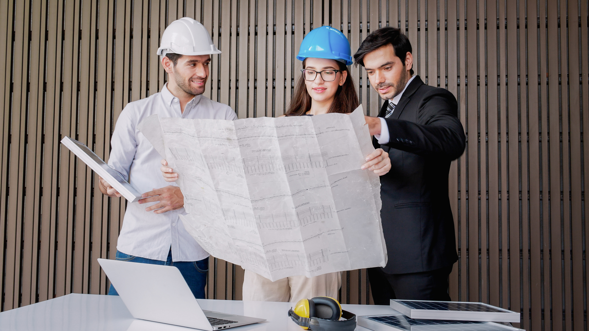 TOFIX team preparing a listing
